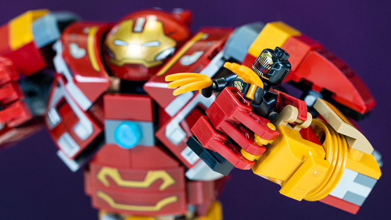 Lego Hulkbuster grasping an Outrider Minifigure in its left hand.