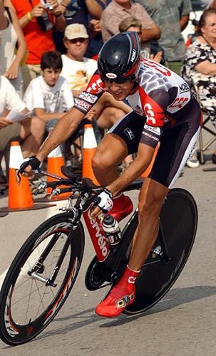 Carlos Sastre (CSC) taking a corner
