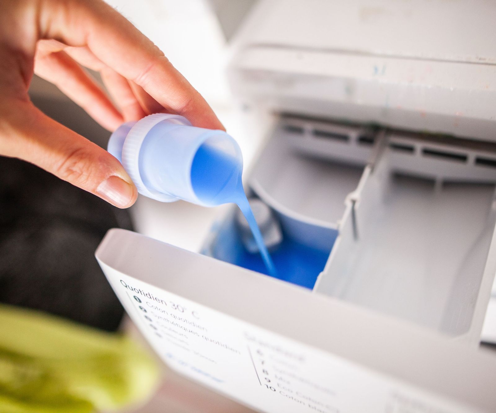 Where to put liquid laundry detergent in the washing machine