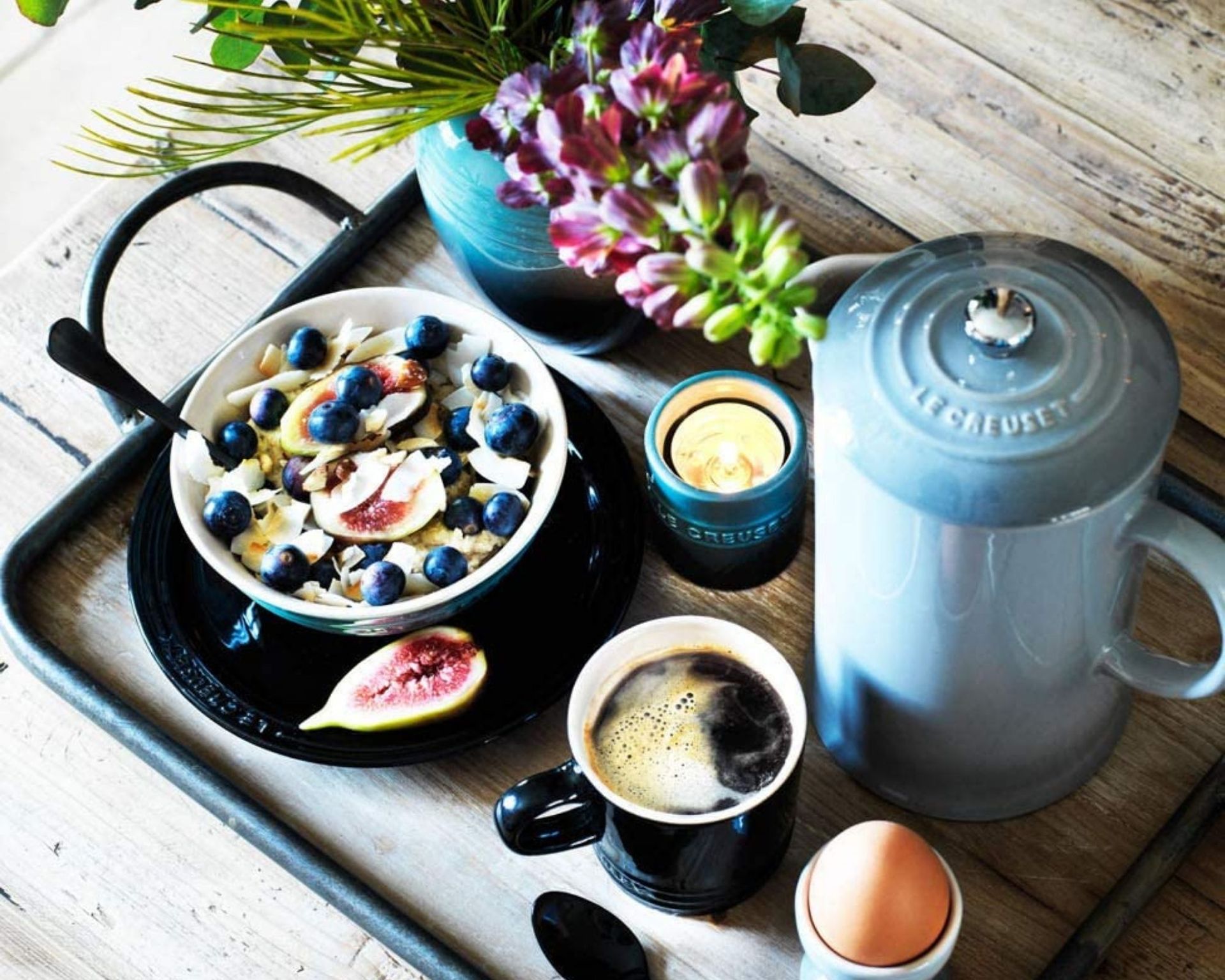 Teal Stoneware Le Creuset Cafetière di nampan sarapan