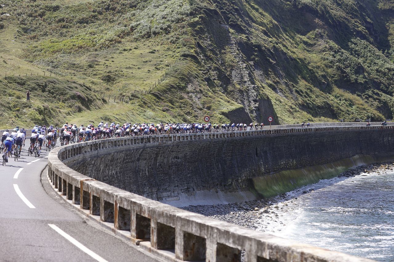 Vuelta Espana 2022 - 77th edition - 5th stage - Irun - Bilbao 187,2 km - 24/08/2022 - Scenery - Peloton - photo Luis Angel Gomez/SprintCyclingAgency&Acirc;&copy;2022