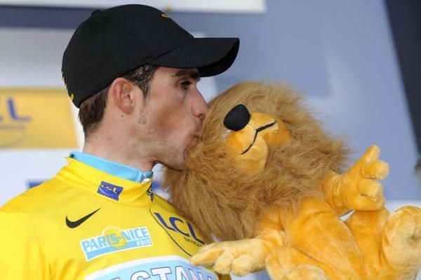 Contador kisses the lion