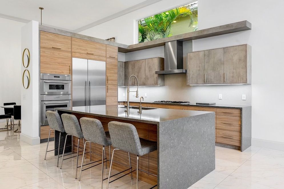 Γκρι και μπεζ κουζίνα με ουδέτερο ντουλάπι και λευκούς τοίχους.