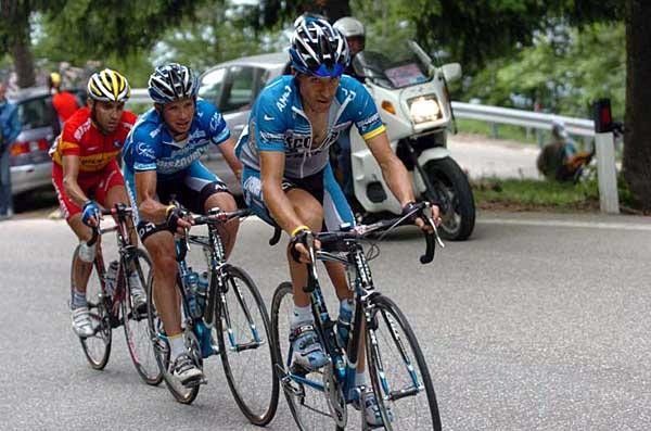 Chechu Rubiera (Discovery Channel) leads his team captain, Paolo Savoldelli