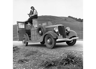Dorothea Lange photo of person on car