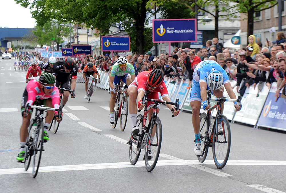 Jonas Ahlstrand (Cofidis) wins by a hair