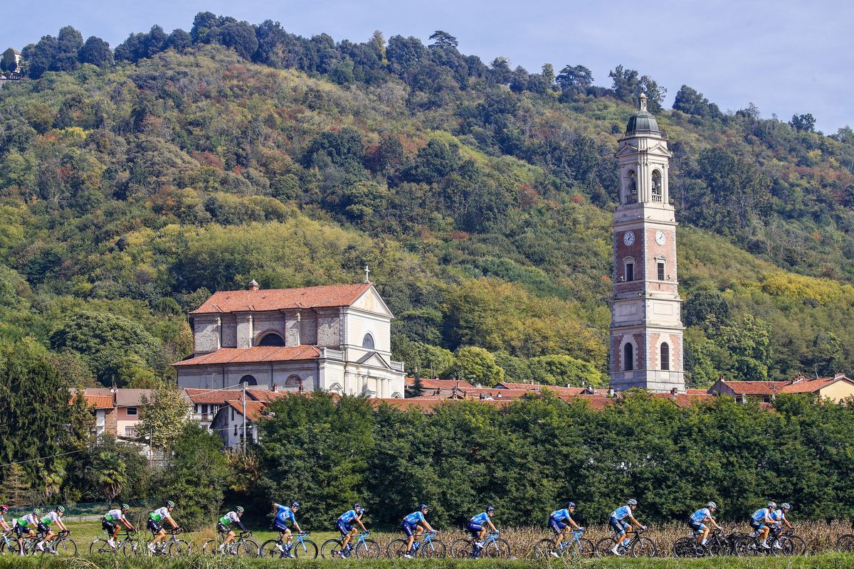 The peloton passes through the countryside during Gran Piemonte