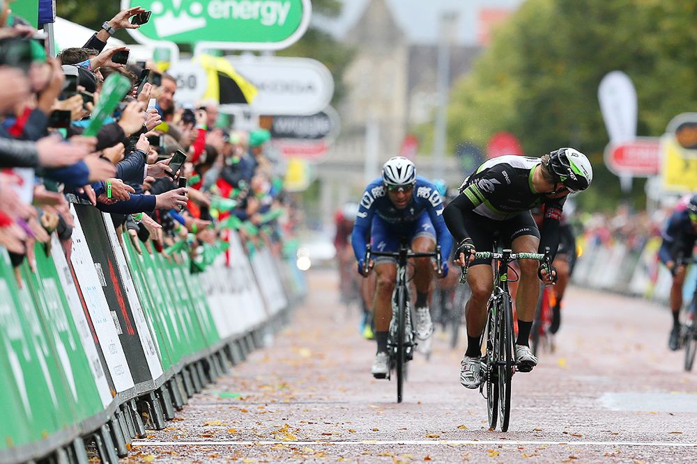 Edvald Boasson Hagen holds off the peloton to win stage 8 in Britain