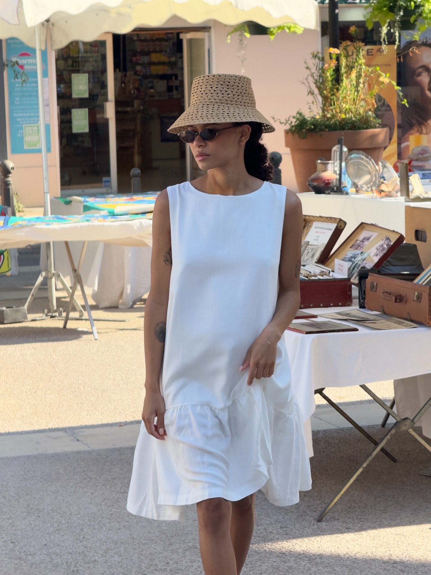 Rich looking summer outfits: @iamzoefoster wears a white dress and raffia hat