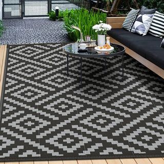 black and white geometric patterned outdoor rug