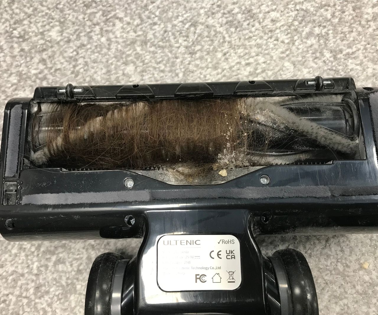 The Ultenic FS1 Vaccum sucking up hair from lino
