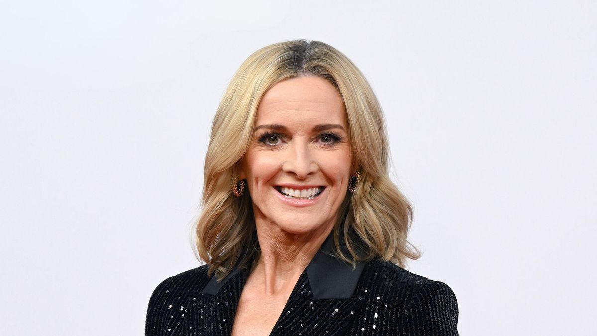 Gabby Logan just wore the coolest red and navy jacquard midi dress from ...