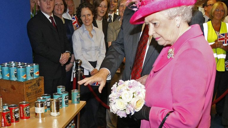 Britain's Queen Elizabeth II (R) looks at a display of Heinz products during a visit to the Heinz food factory in Wigan, northern England, on May 21, 2009. Britain's Queen Elizabeth II on Thursday visited the factory, which is celebrating its Golden Jubilee in the UK.