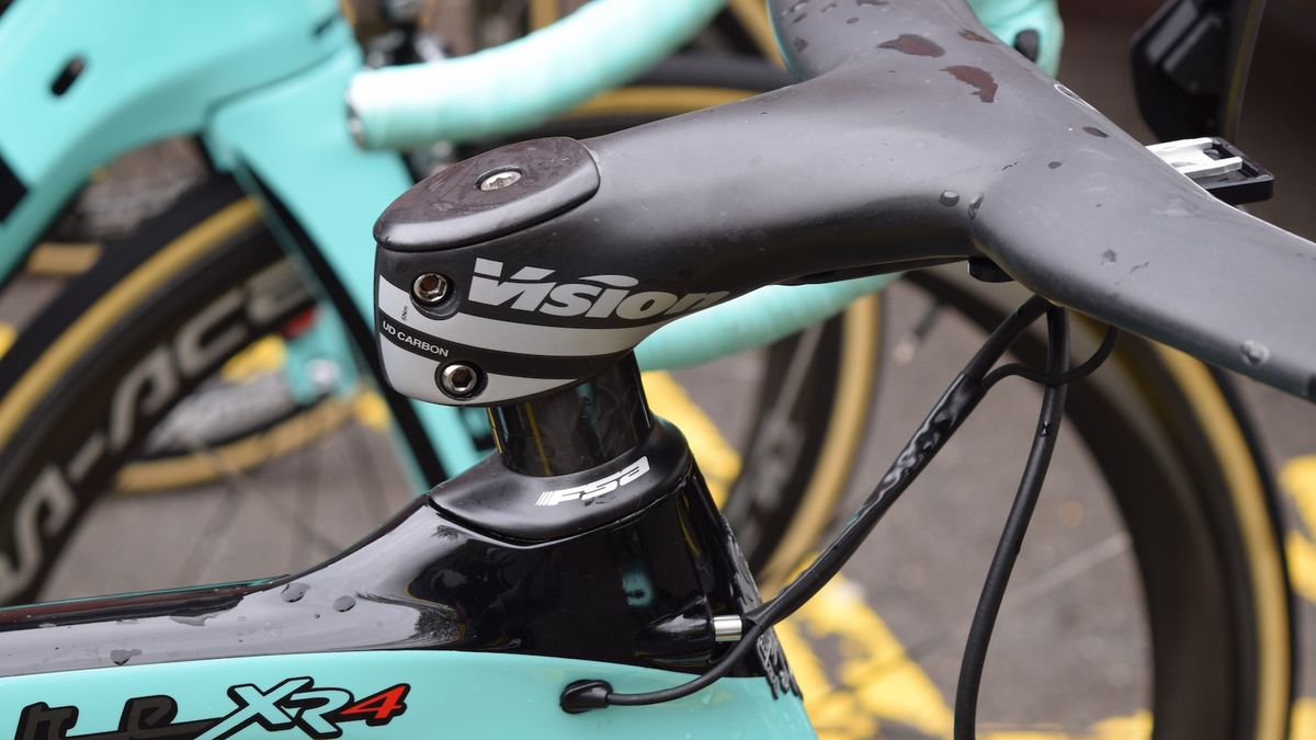 The Vision Metron 5D handlebars don't look quite as slick with a standard handlebar spacer beneath the stem