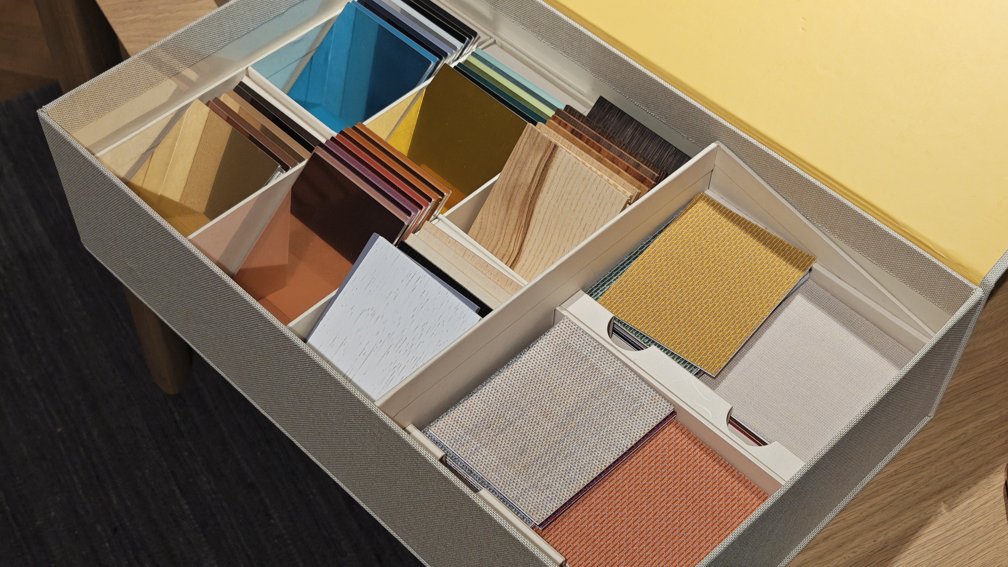 Doosje met materiaalstalen voor de Beosound Premiere