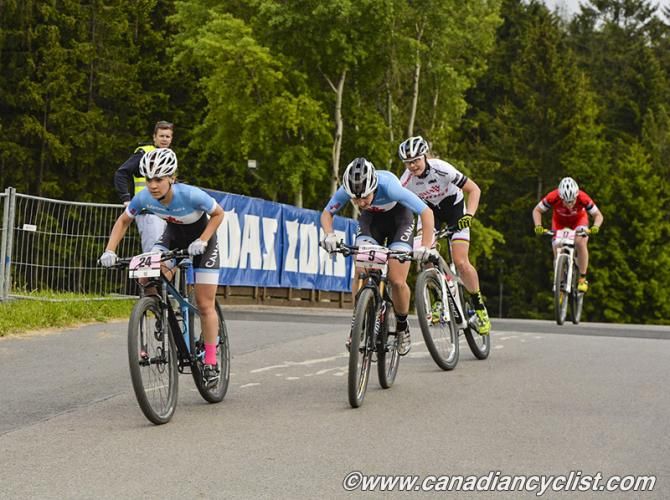 Rachel Pageau (Canadian National Team) works to set up teammate Andreane Lanthier-Nadeau