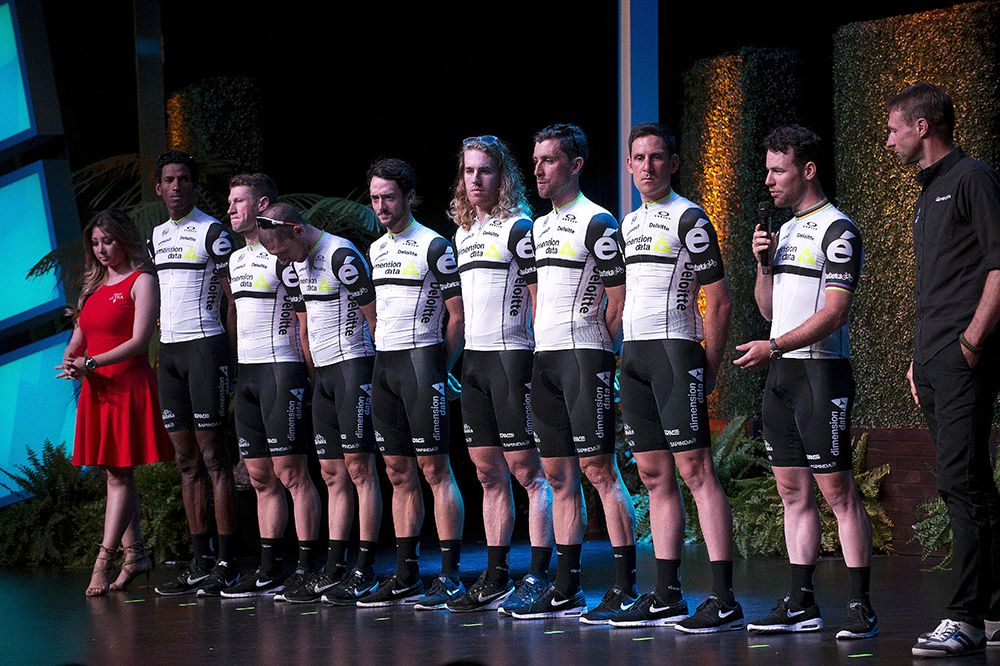 Mark Cavendish talks to the crowd