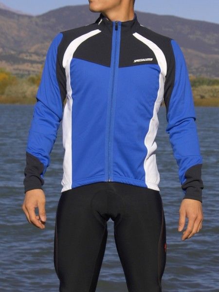 It keeps you warm with its heavy-weight fleece-backed Fieldsensor fabric