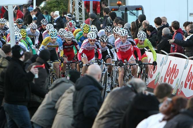 The elite men's start in Baal took off without Sven Nys, who suffered from bronchitis