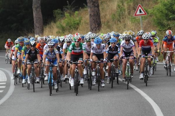 The Garmin women on the front - notably National Champions, Noemi Cantele and Elizabeth Armitstead