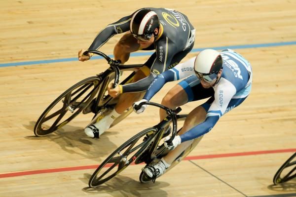 Scott Sunderland and Peter Lewis fight it out in the Keirin Repecharge.
