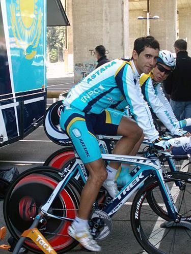 Daniel Navarro Garcia (Astana) warms up for the time trial.