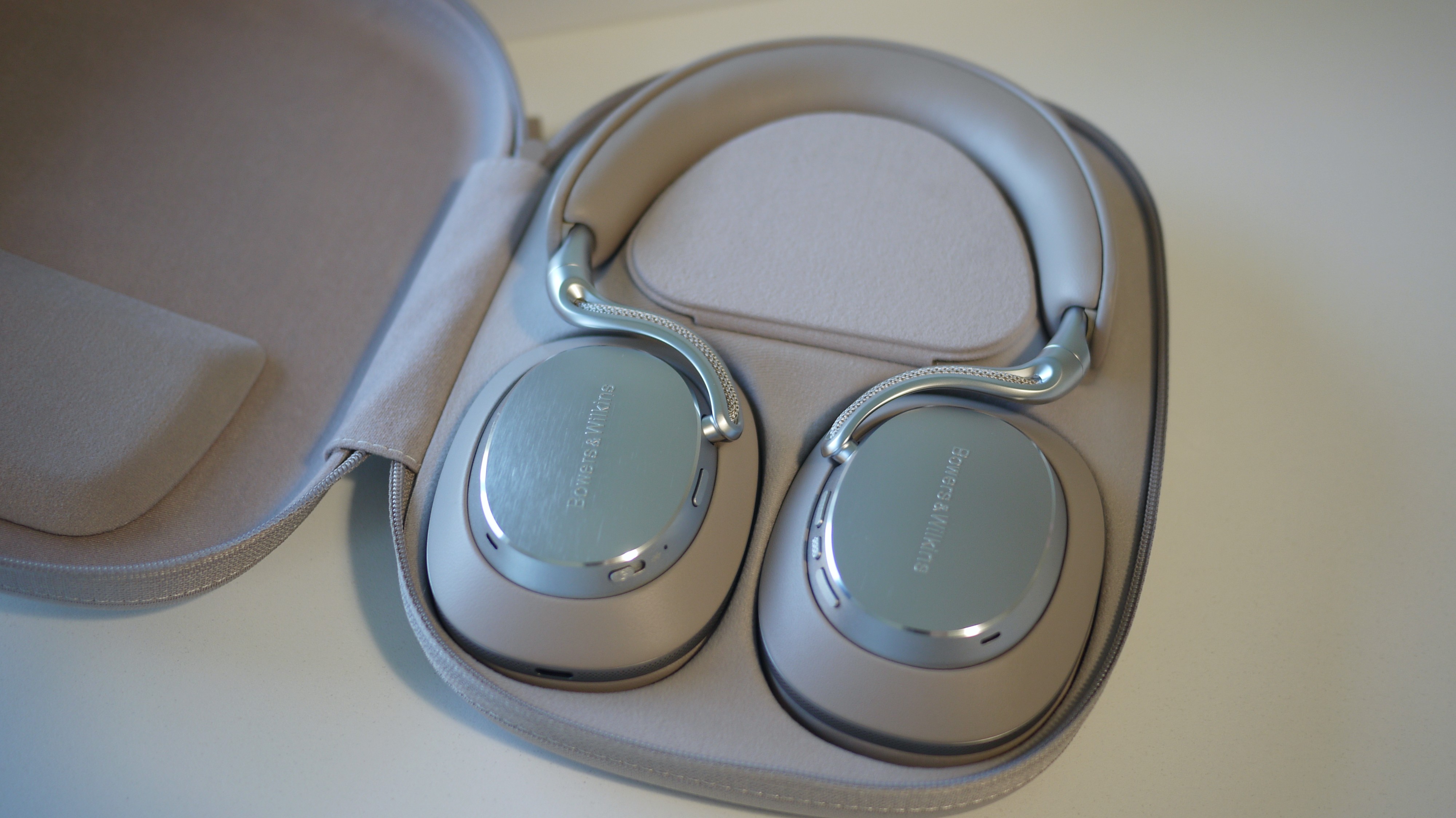 Bowers &amp;amp; Wilkins Px8 S2