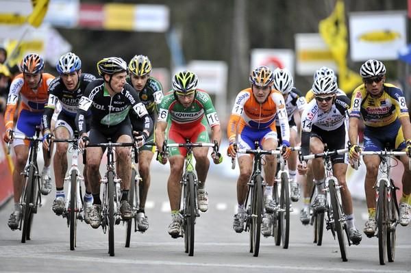 Enrico Franzoi (Liquigas) in the middle of a big group.