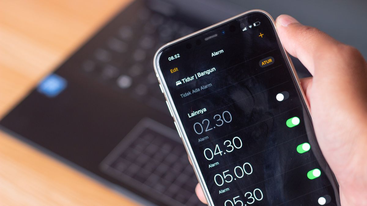 iPhone alarm interface