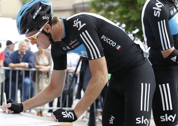 Salvatore Puccio (Sky Procycling) signs in