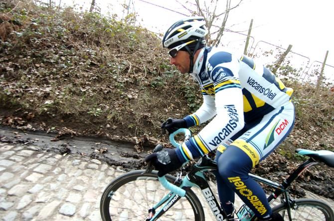 Juan Antonio Flecha (Vacansoleil) shows the tourists how it's done on the Koppenberg