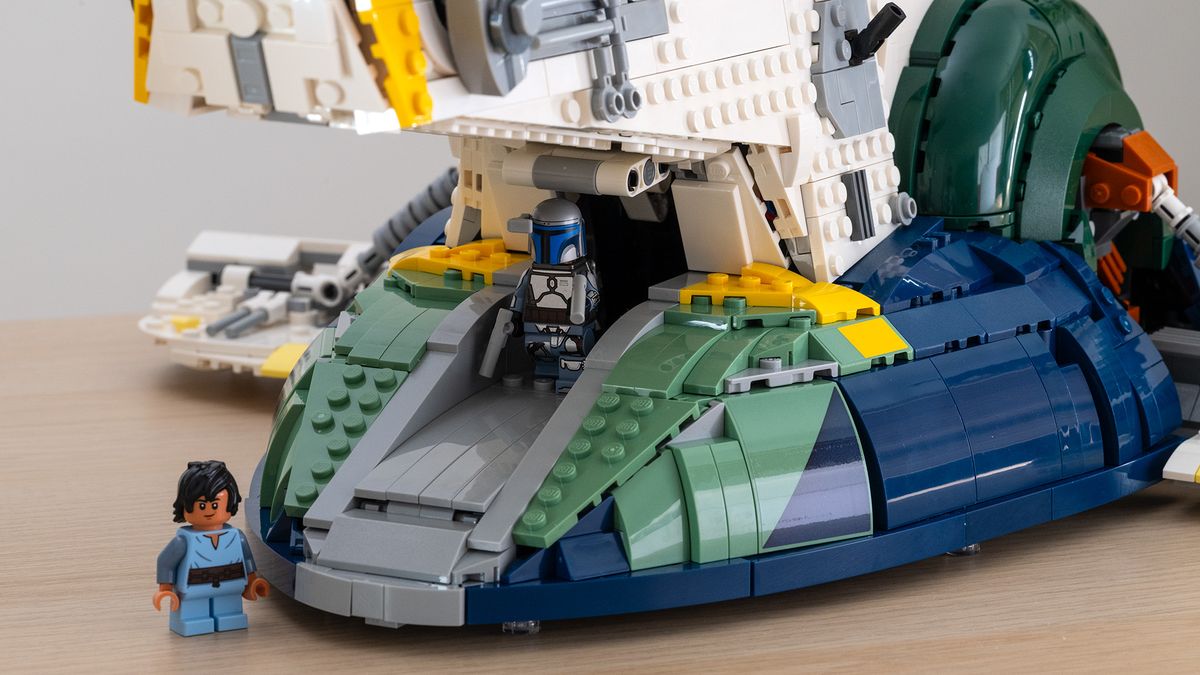 Lego Star Wars UCS Jango Fett&rsquo;s Firespray-Class Starship (75409) Jango Fett exiting the ship via the ramp with Boba Fett in the foreground
