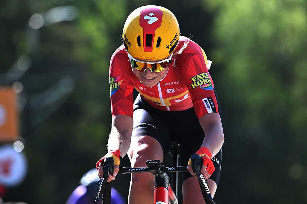 MUR DE HUY, BÉLGICA - 22 DE ABRIL: Sigrid Ytterhus Haugset da Noruega e a equipe Uno-X Mobility cruzam a linha de chegada durante o 29º La Fleche Wallonne Femenine 2026, uma distância de 148,2 km em um dia de Huy a Mur de Huy / #UCIWWT / em 22 de abril de 2026 em Huy, Bélgica (Foto de Dario Belingheri/Getty Images)