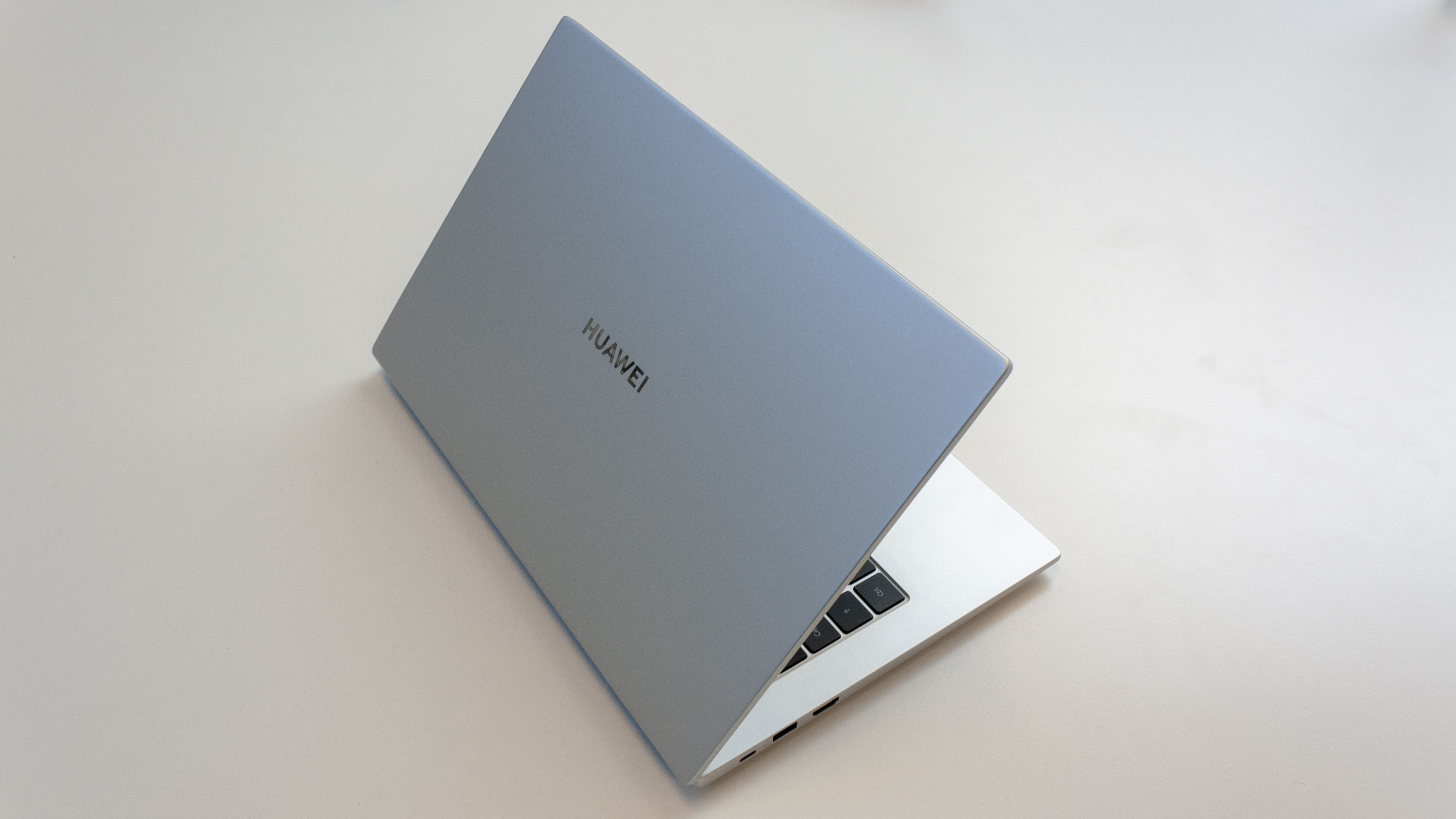 Bavsiden af Huawei Matebook D 14