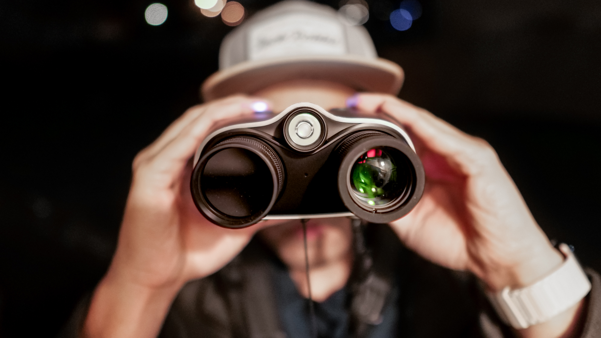 Cigman CNVPRO night vision binoculars held in the hand.