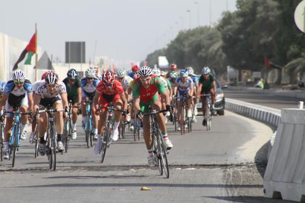 The peloton mark the attack