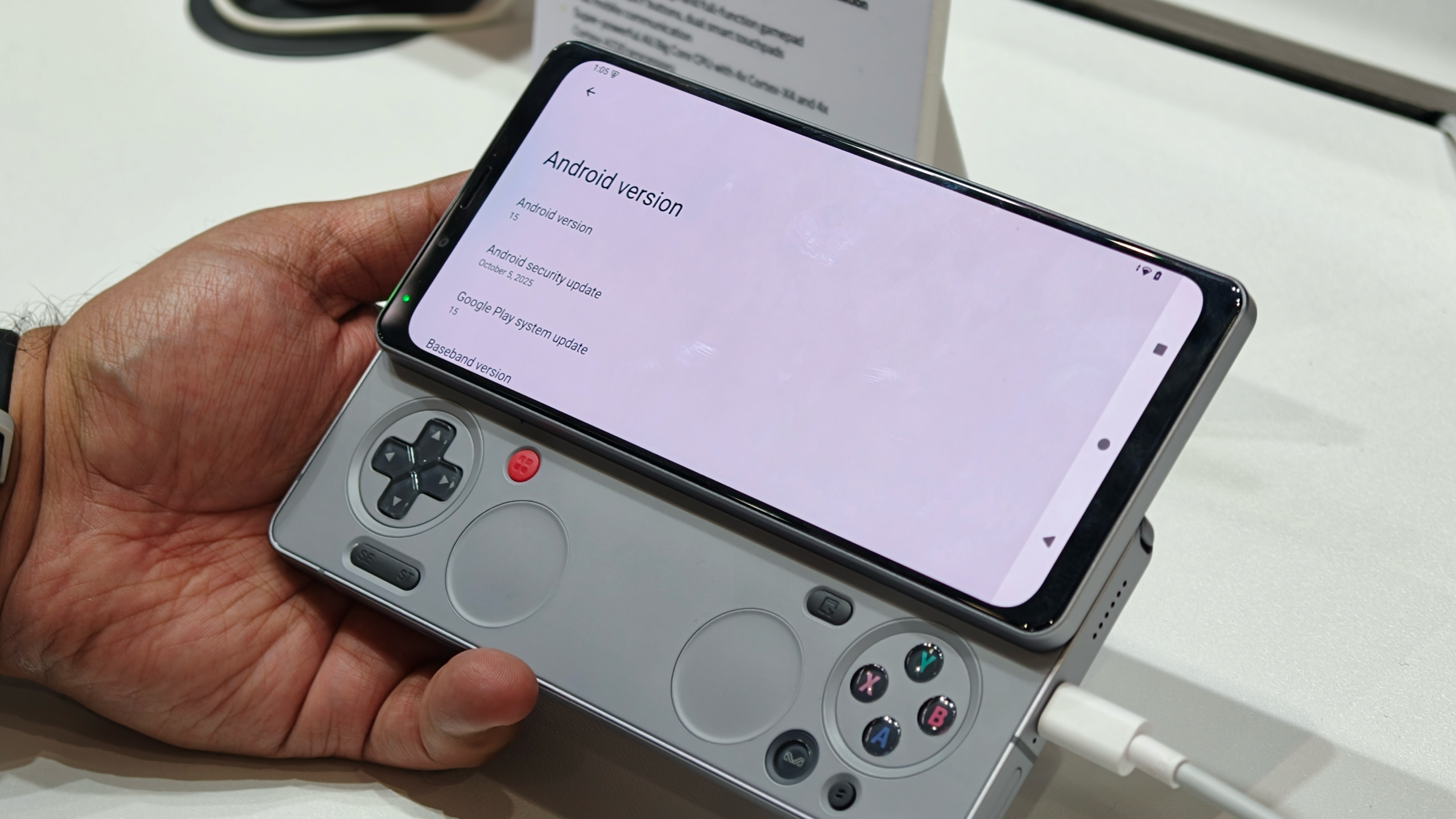در Computex 2026 با Ayaneo Pocket Play عمل کنید