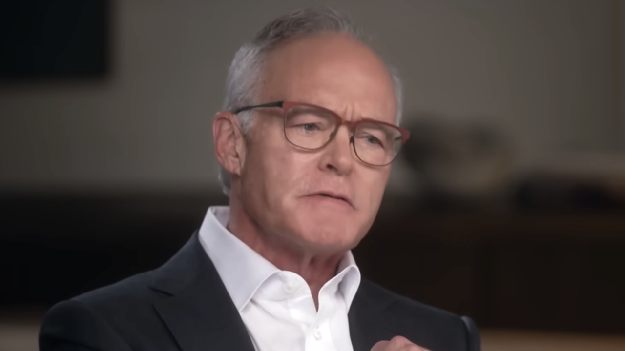 Scott Pelley conducts an interview on 60 Minutes.