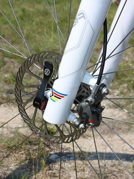 A standard SRAM 160mm-diameter G3 rotor is used up front instead of the XX version.