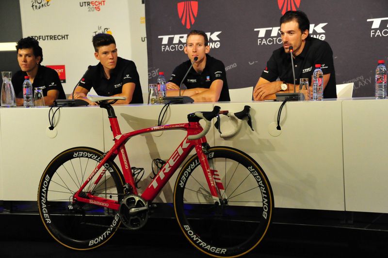 Juli&aacute;n Arredondo with his Trek teammates
