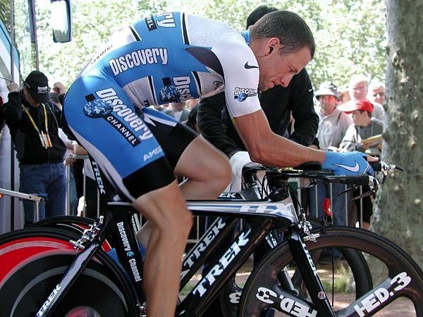 Lance Armstrong warms up