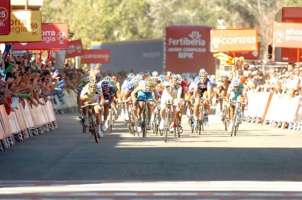 Goss points to Cavendish as he powers to the line