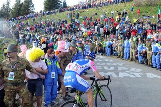 Damiano Cunego and fans, Giro d'Italia 2010, stage 15