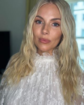 Sienna Miller dengan ombak pantai