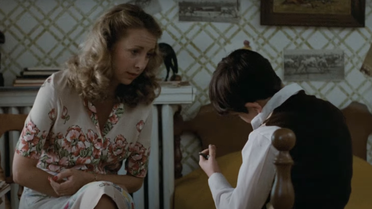 Teri Garr as Alec's mother talking to Alec in his bedroom in The Black Stallion