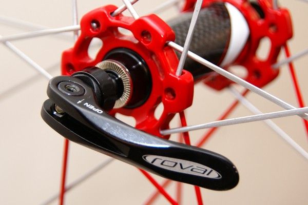 The lightweight quick release skewers use titanium shafts.