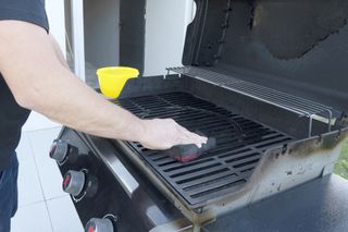 Cleaning a barbecue grill grate
