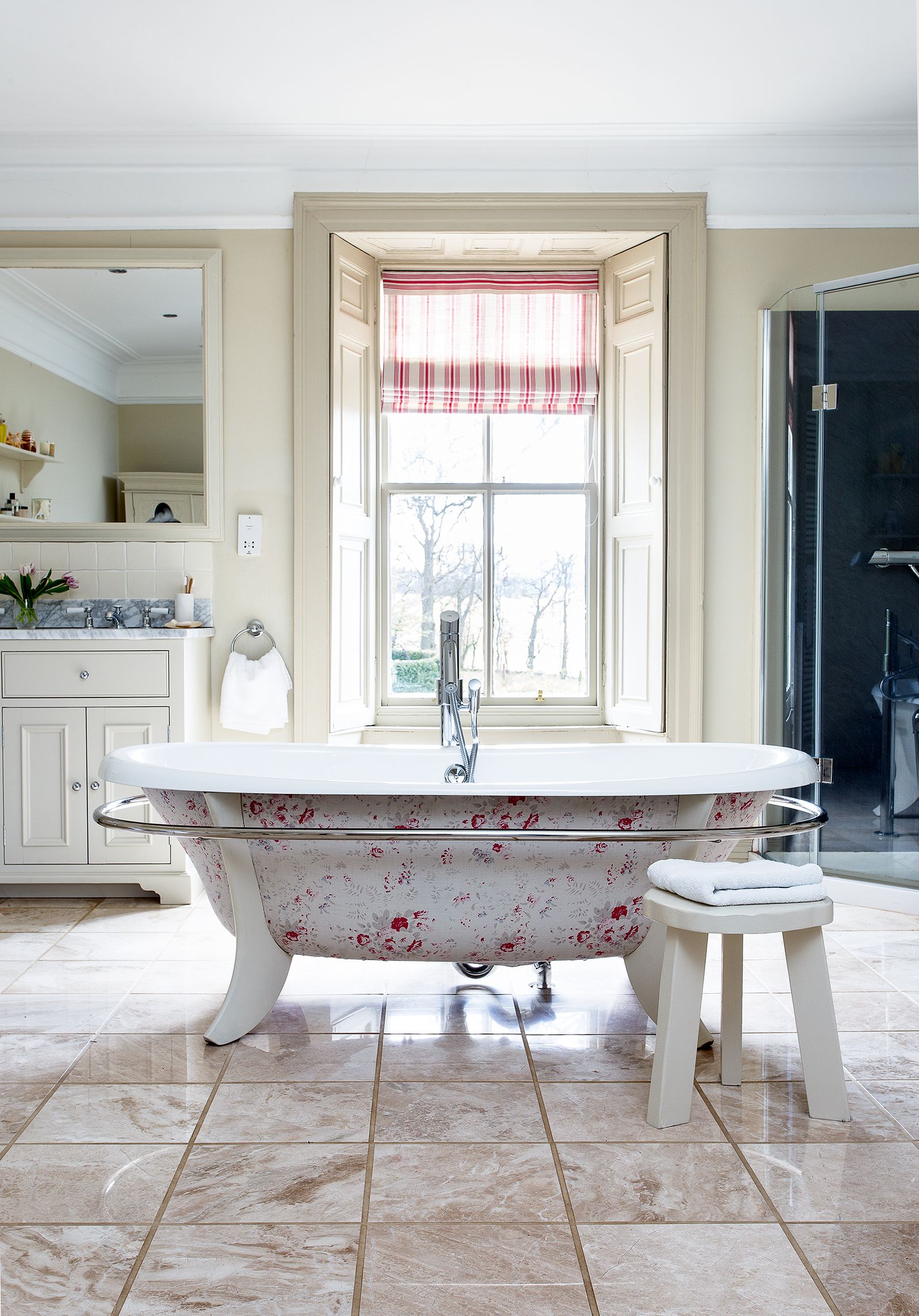 Freestanding baths: 14 roll top bath looks to beautify your bathroom ...