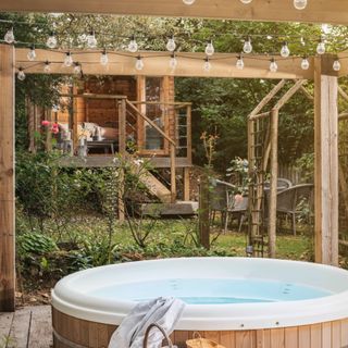 Unique Homestays x The White Company garden, with deck and hot tub