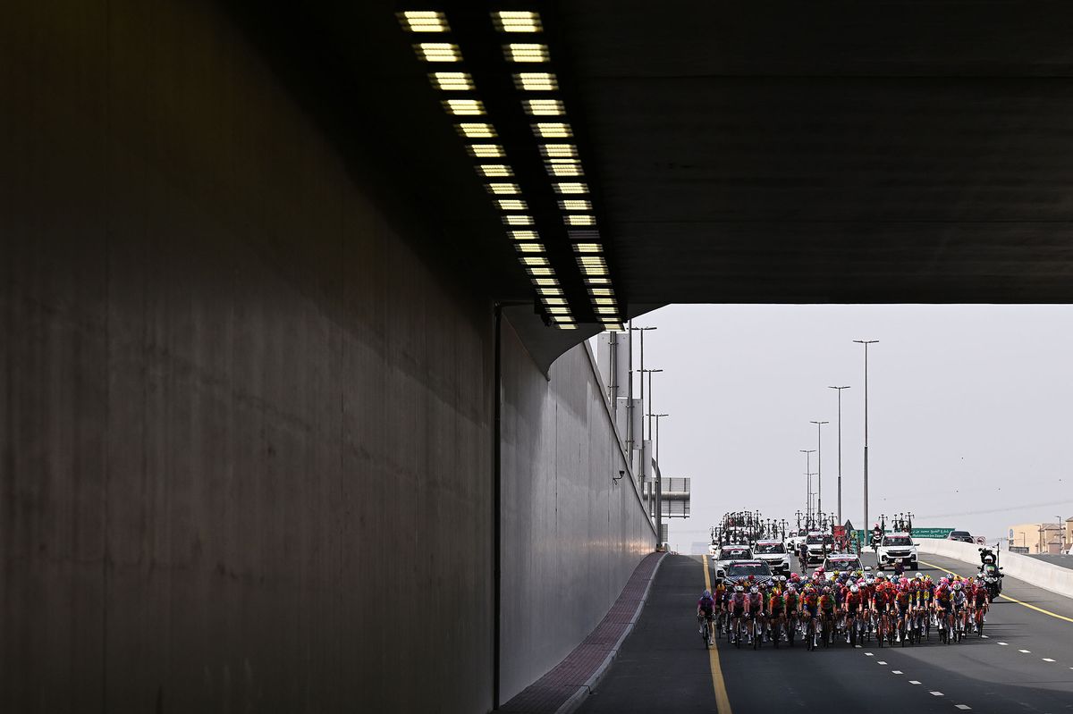 The peloton on stage 1 of the UAE Tour Women 2025